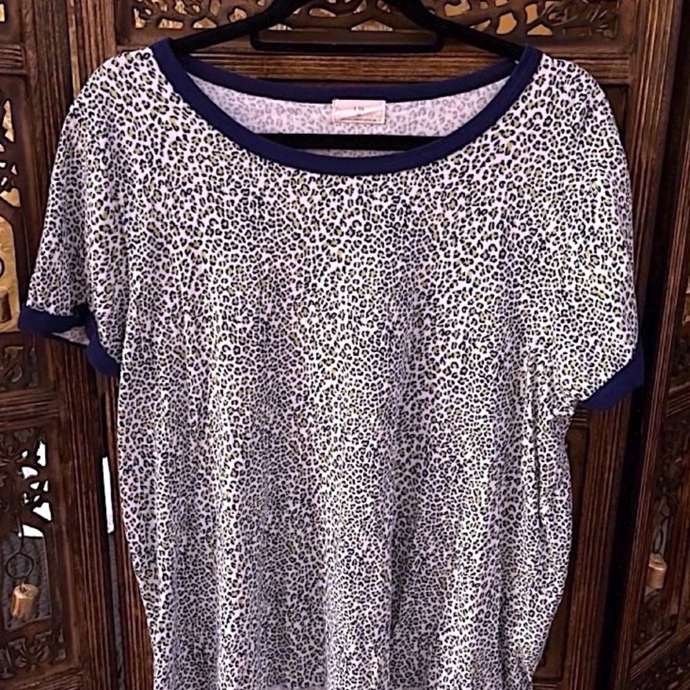 T.LA BLUE GREEN AND WHITE LEOPARD ANIMAL PRINT PAJAMA SHIRT XL